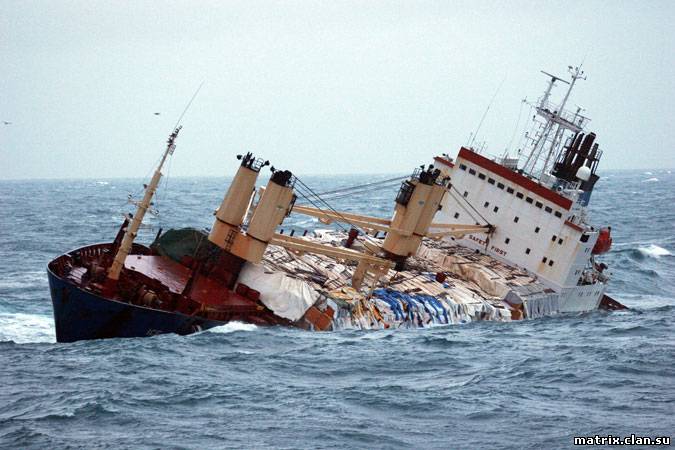 Происшествия:Кораблекрушение у итальянского острова иммигрантов: бесследно исчезли 150 человек