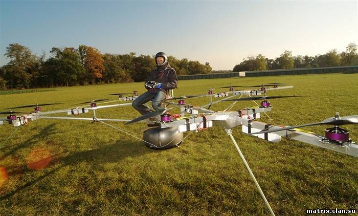 технологии:Немец совершил первый в мире полет на мультикоптере